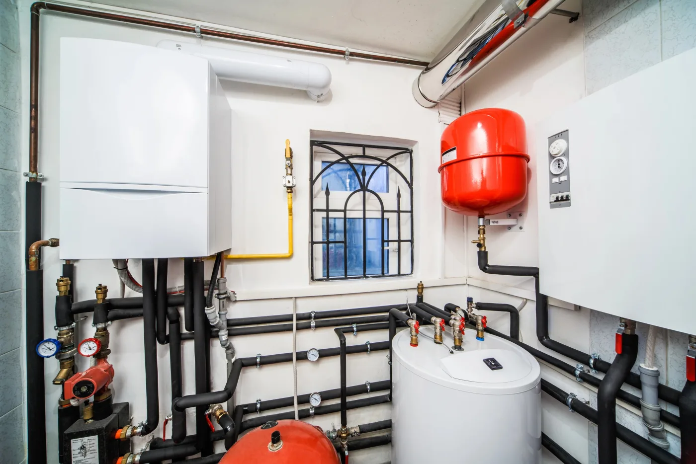 Ballon tampon, vase d'expansion et circuit d'eau chaude en chaufferie en Seine-et-Marne